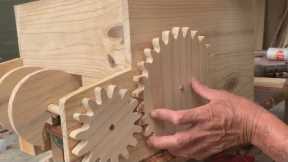 Genius! Creative Woodworking // This Cooler And A Crazy Device That Will Keep Your Drinks Cold- DIY!